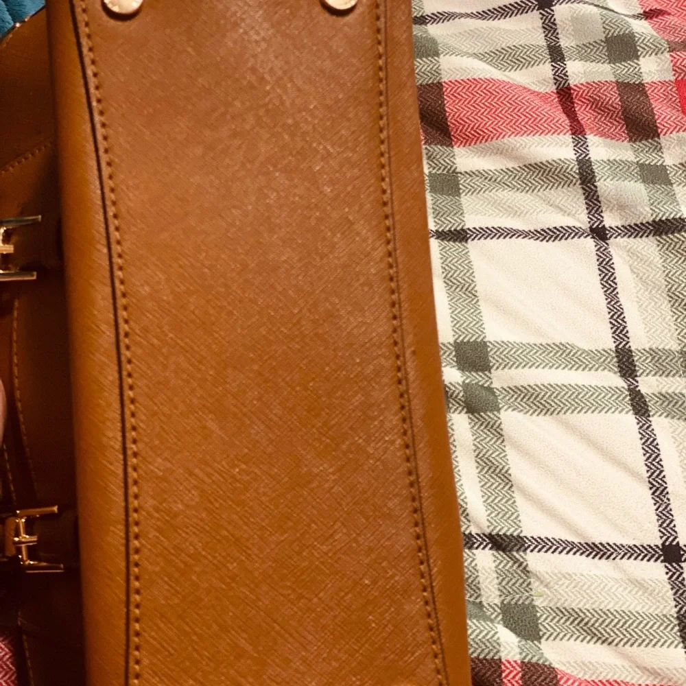 Selling lightly used handbag for $150 - Picture 3 of 3